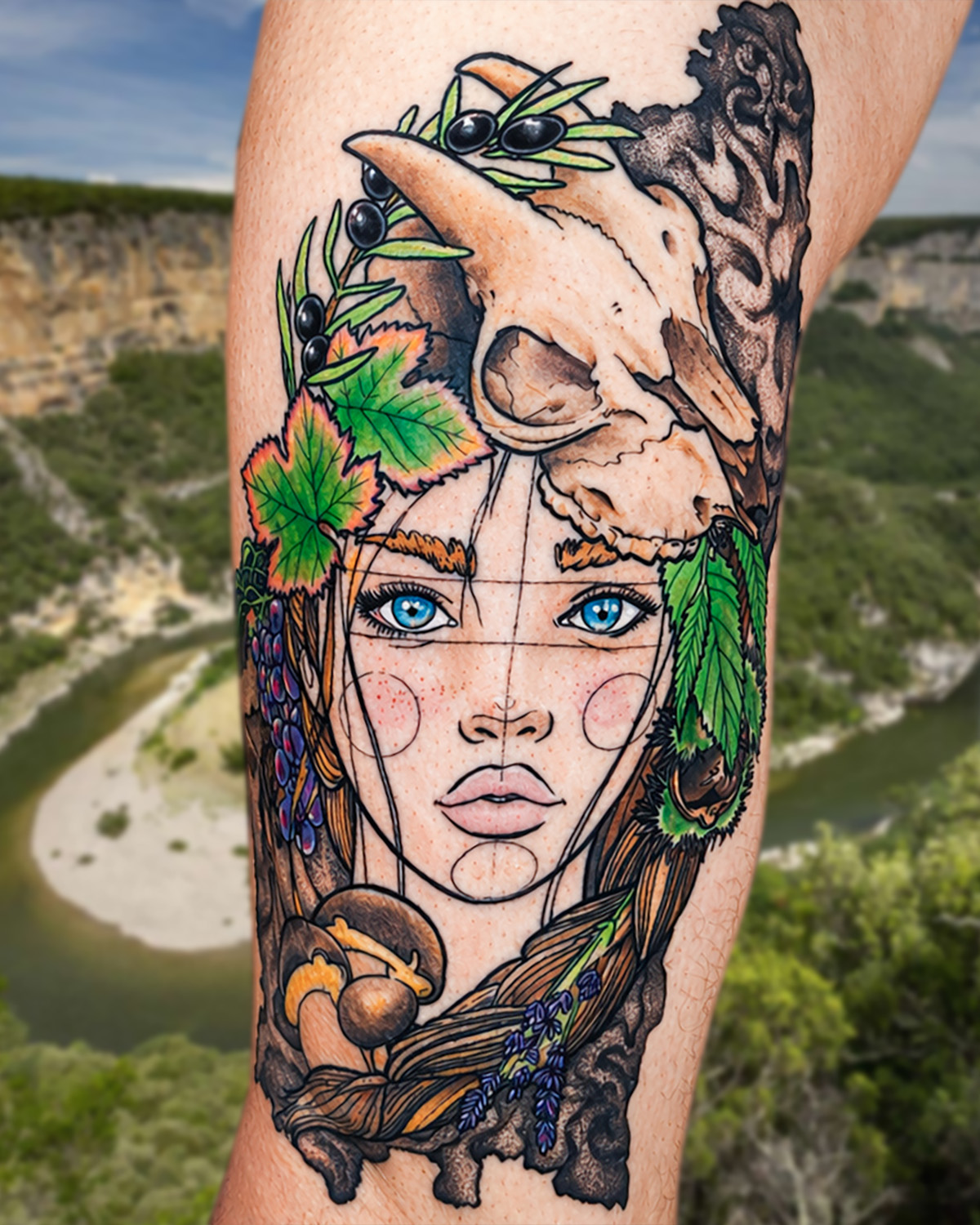Tatouage en couleur d’un visage féminin, d’un crâne et de feuillages