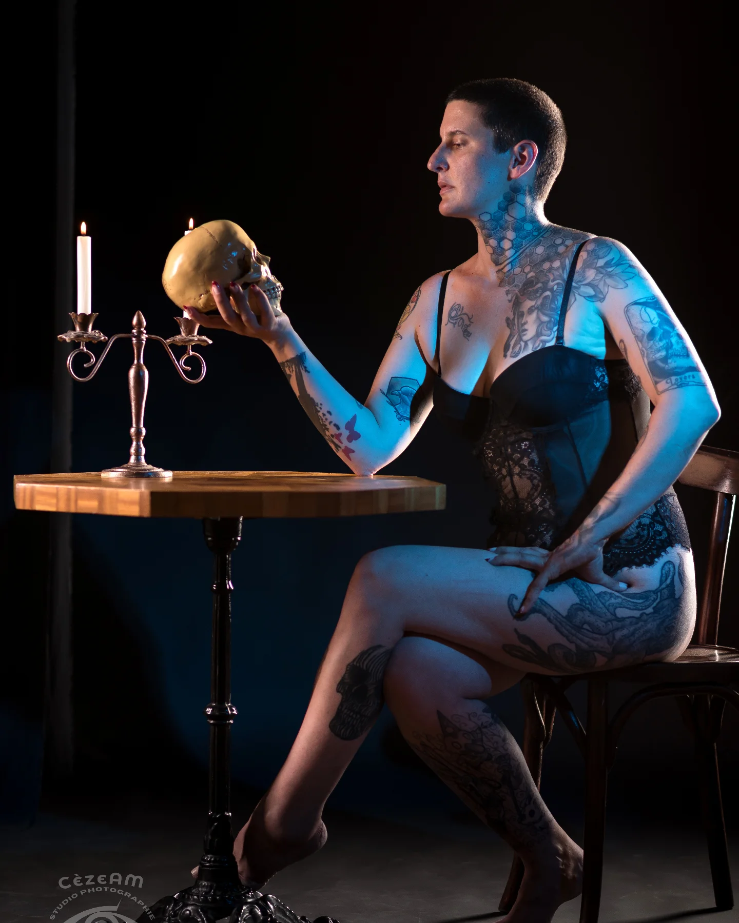 Portrait photographique d'Anaïs, modèle tatouée, par Martial Arnaud