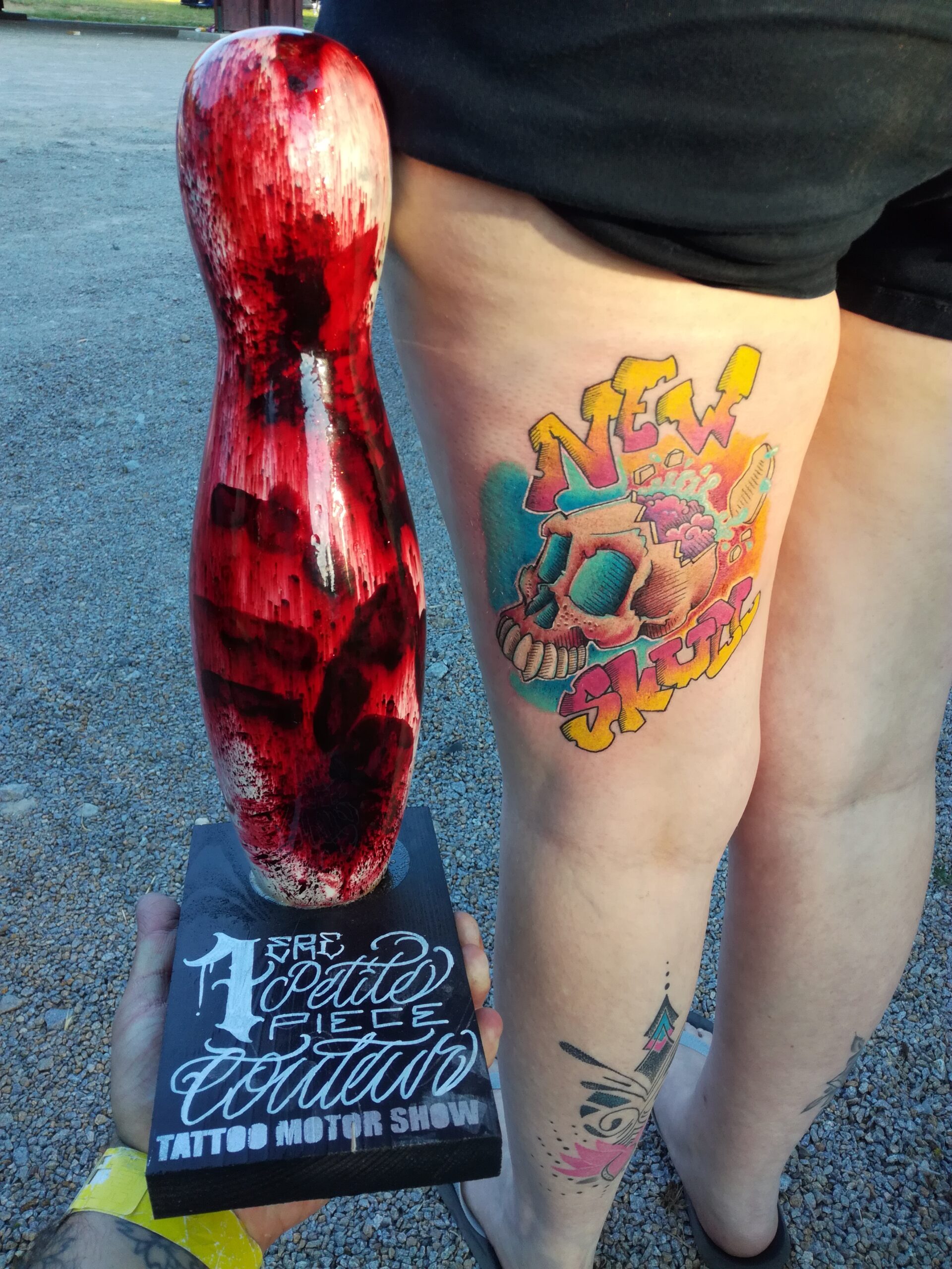 Tatouage New School accompagné d’un trophée de premier prix