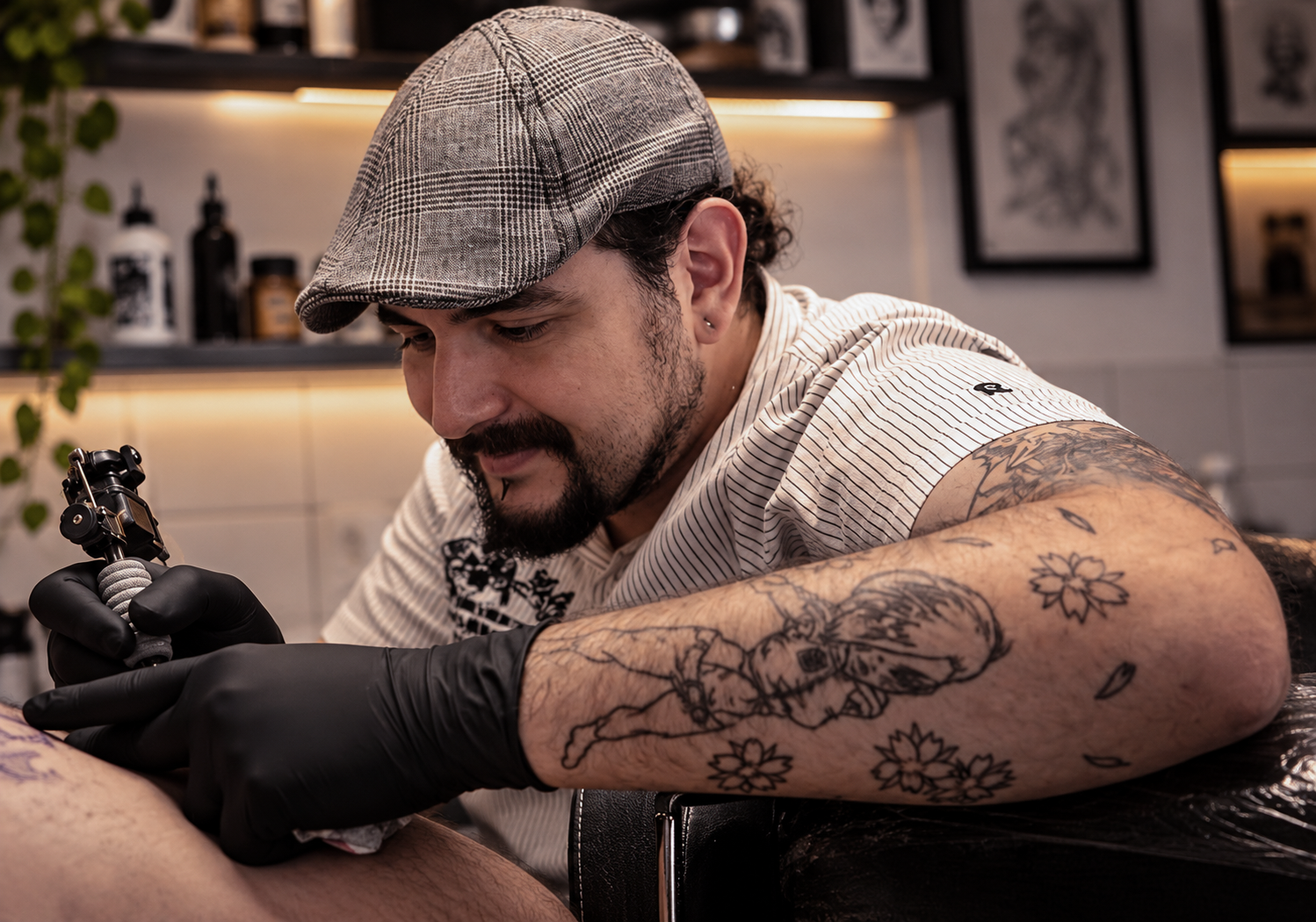 Gaston concentré pendant une séance de tatouage