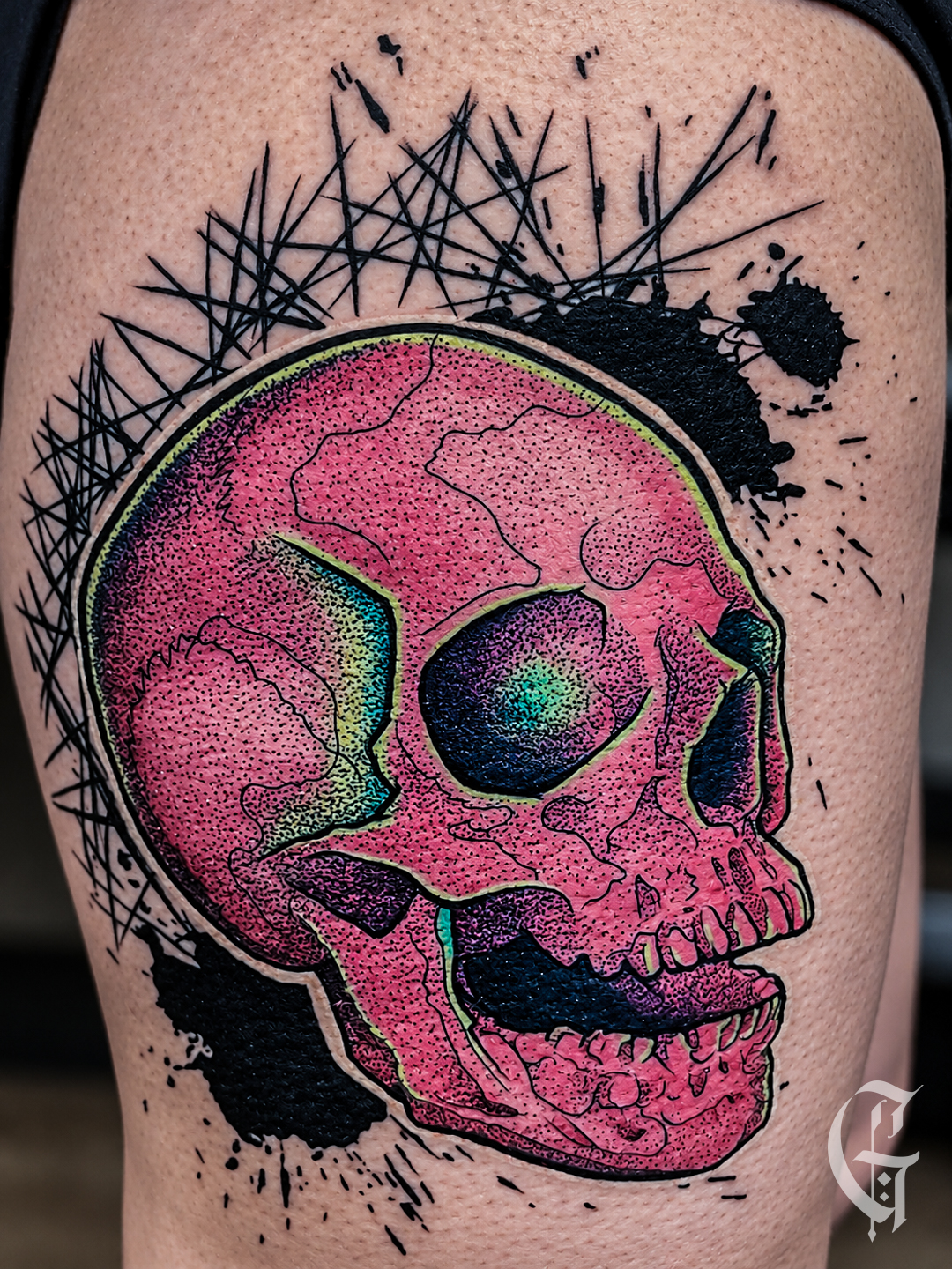 Tatouage de crâne graphique associant dotwork, contrastes noirs et couleur rose