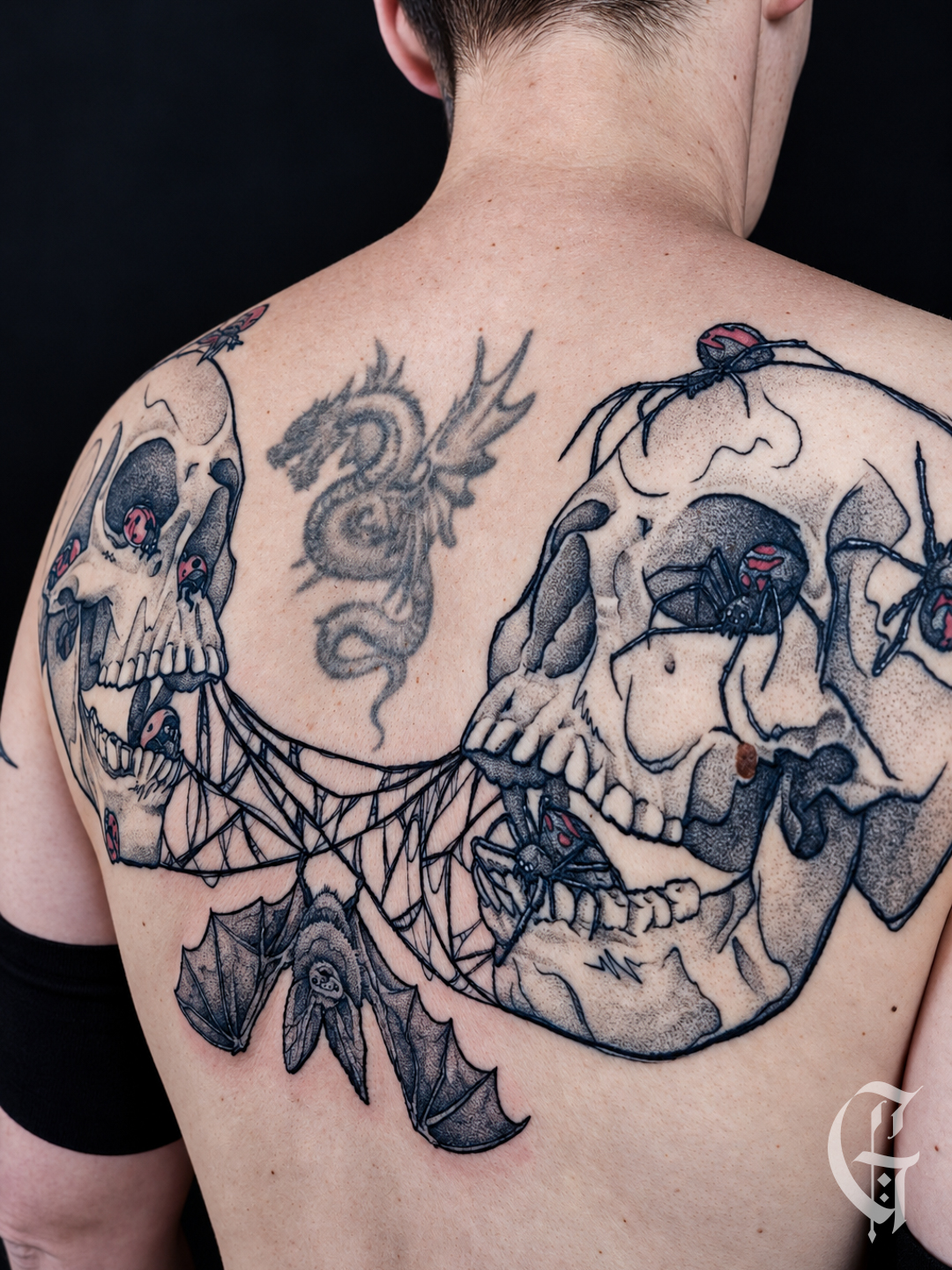 Détails du tatouage de crânes et coccinelles en pepper shading réalisé dans le dos d'Anaïs