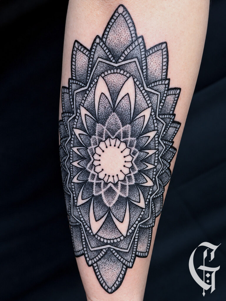 tatouage mandala dotwork