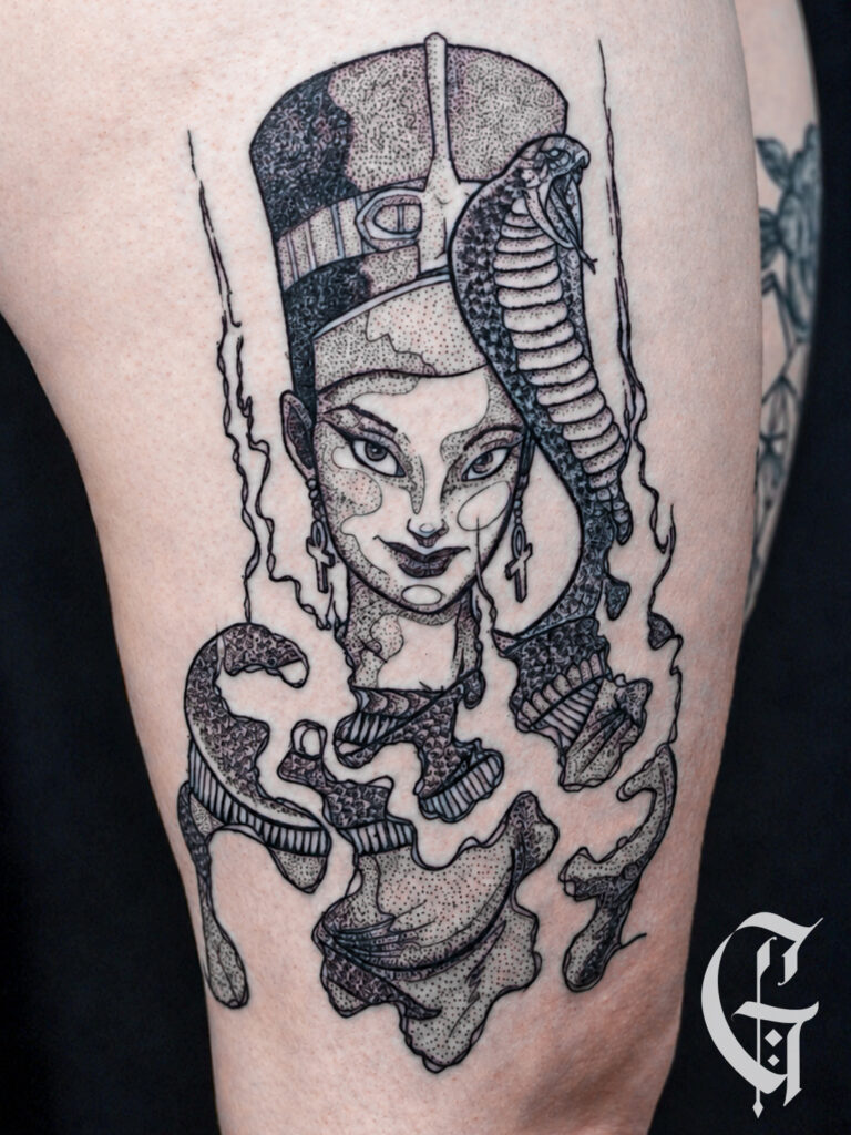 tatouage nefertiti egyptienne dotwork