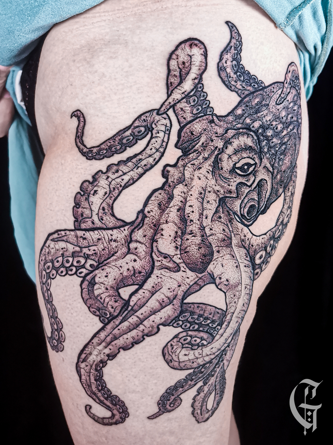 Grand tatouage de pieuvre en pepper shading sur la cuisse, réalisé par Gaston