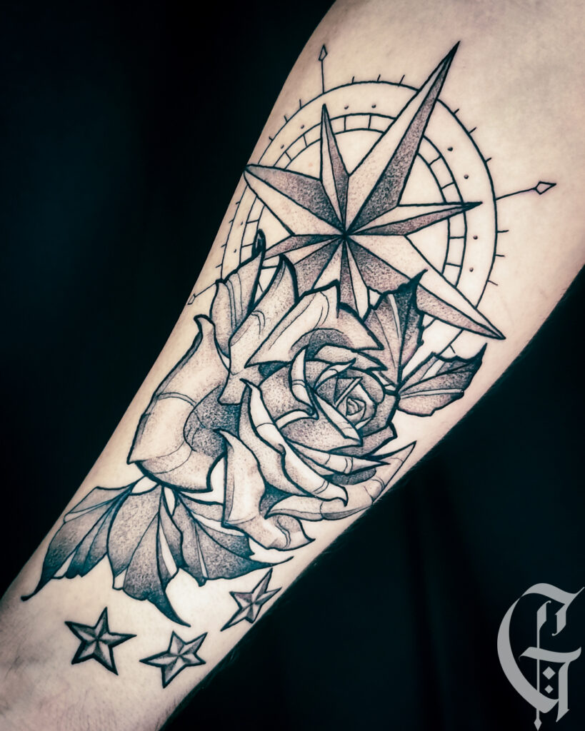 tatouage rose et rose des vents noir et gris peppershading