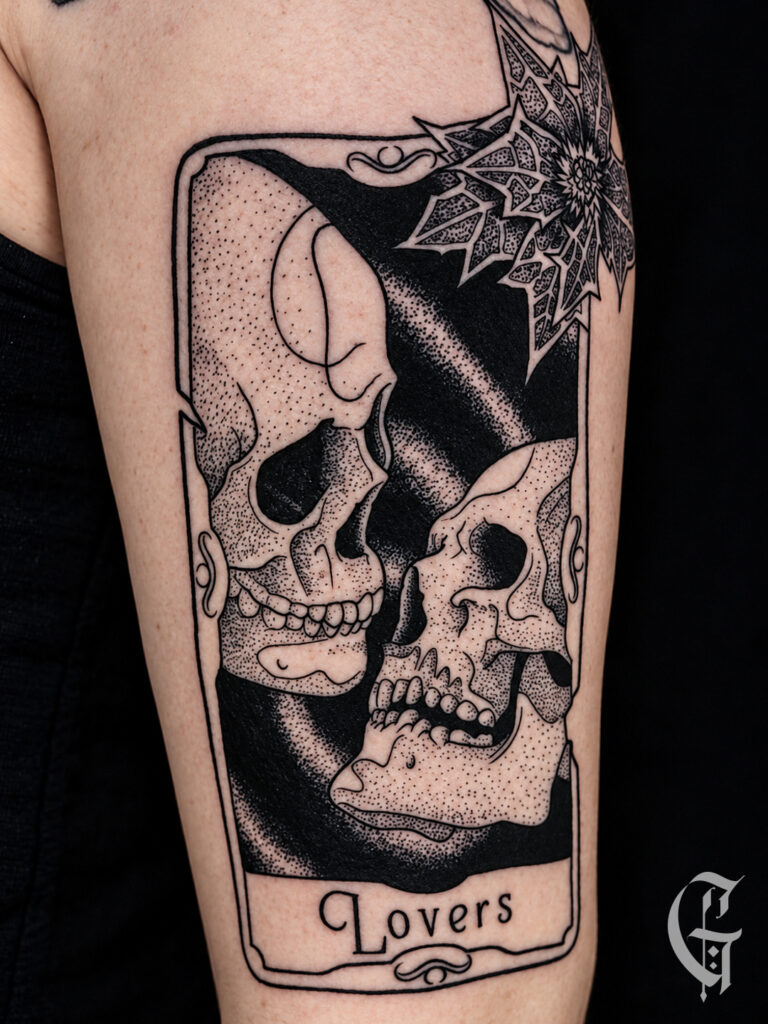 Tatouage inspiré de la carte des Amoureux du tarot, avec un crâne