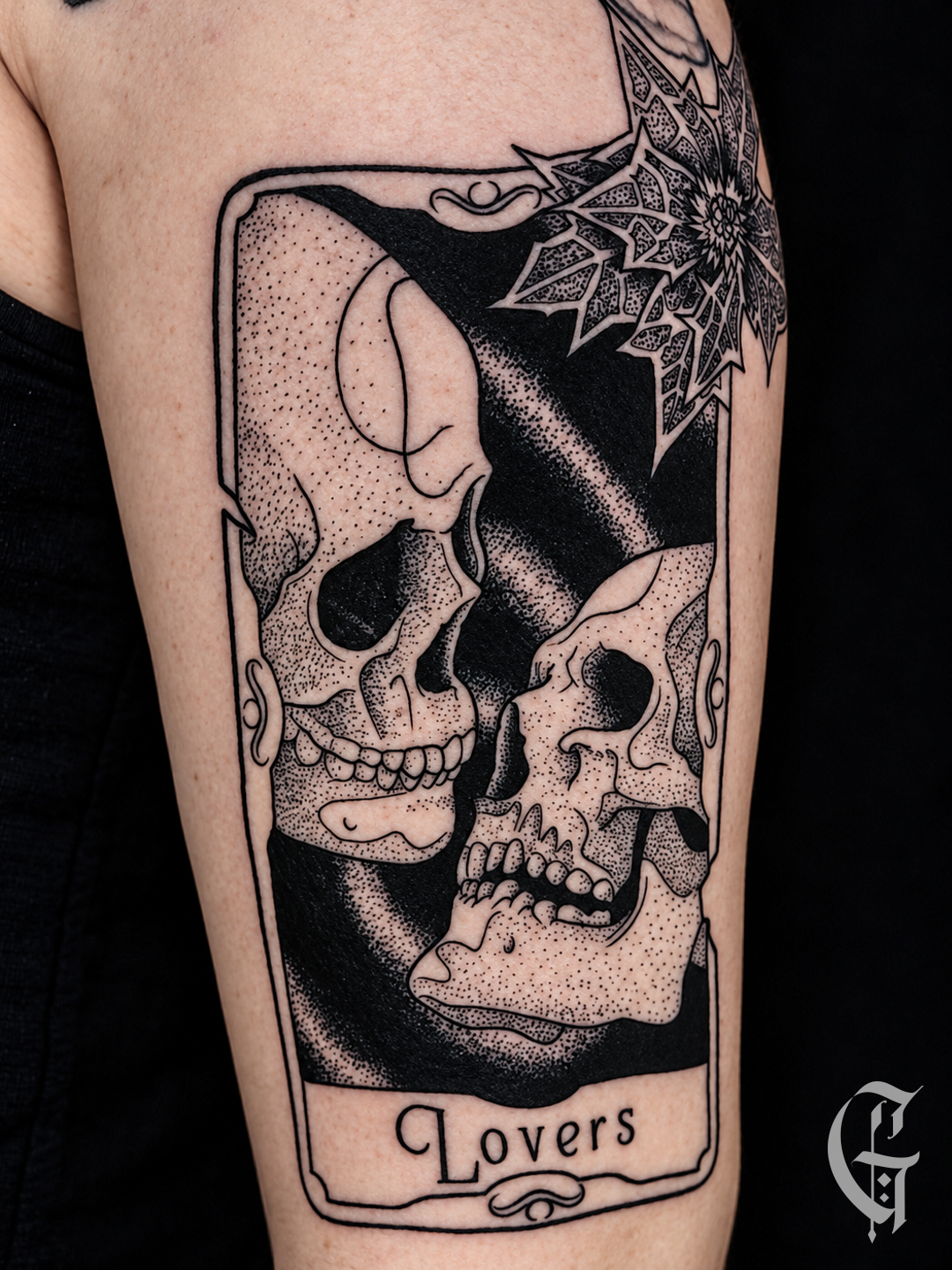 Tatouage de la carte de tarot Les Amoureux revisité avec deux crânes en dotwork
