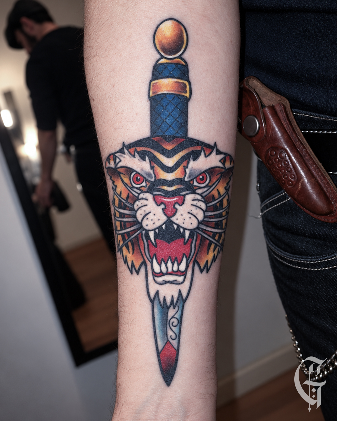 Tatouage old school de tigre associé à une dague, réalisé en couleur par Gaston